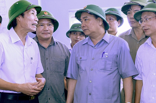 Lãnh đạo tỉnh Nam Định báo cáo Thủ tướng Nguyễn Xuân Phúc về việc vận hành bơm tiêu úng tại Trạm bơm Cốc Thành
