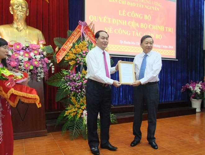 Chủ tịch nước Trần Đại Quang trao Quyết định phân công đồng chí Tô Lâm, Bộ trưởng Bộ Công an giữ chức Trưởng Ban Chỉ đạo Tây Nguyên
