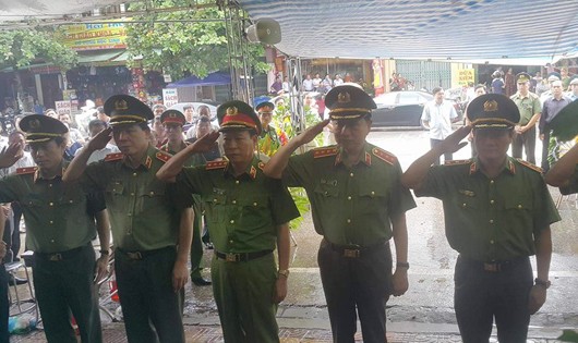 Các đơn vị đến chia buồn cùng gia quyến của đồng chí Phạm Duy Cường. 