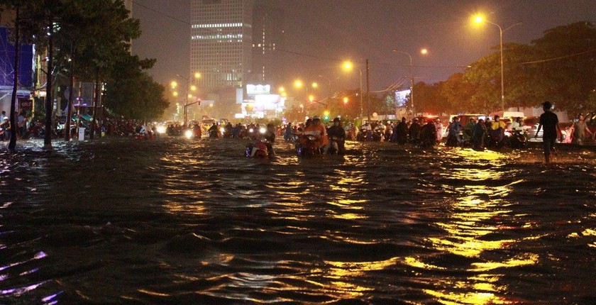 Mưa lớn, Sài Gòn chìm trong biển nước, giao thông ách tắc