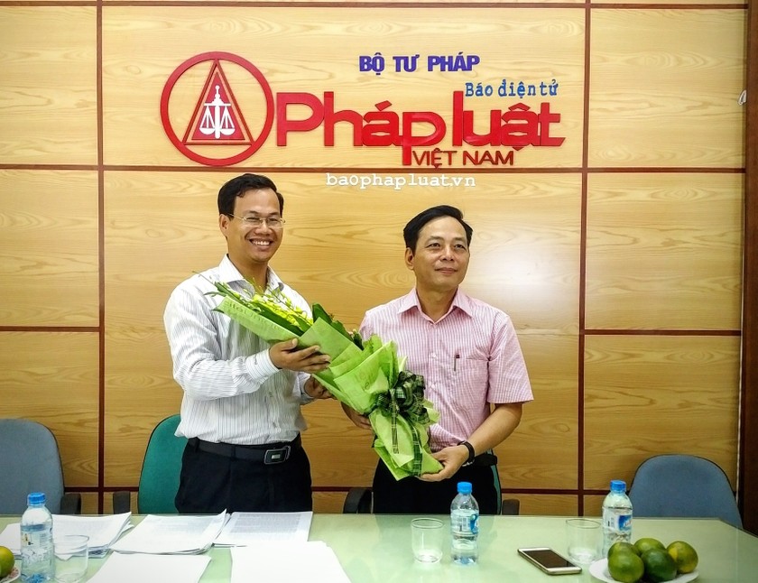 Phó Tổng biên tập Báo PLVN Vũ Hoàng Diệp tặng hoa cảm ơn ông Đỗ Xuân Lân 