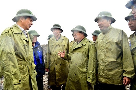 Phó Thủ tướng Trịnh Đình Dũng chỉ đạo lãnh đạo TKV  chuẩn bị tốt các phương án che chắn bãi thải để không xảy ra hậu quả đáng tiếc