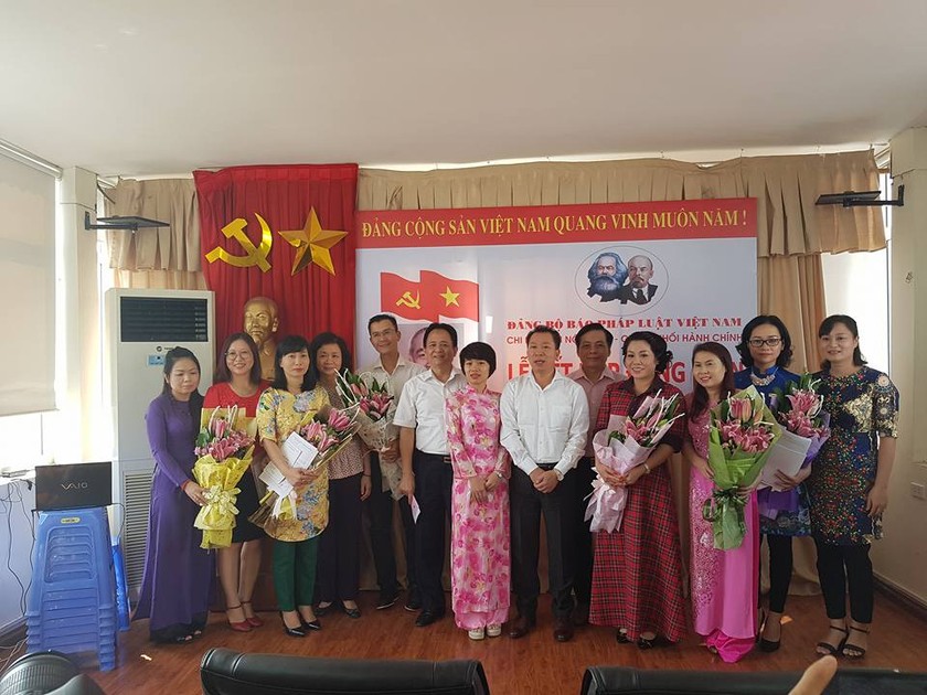 Đảng bộ Báo Pháp luật Việt Nam kết nạp Đảng viên mới