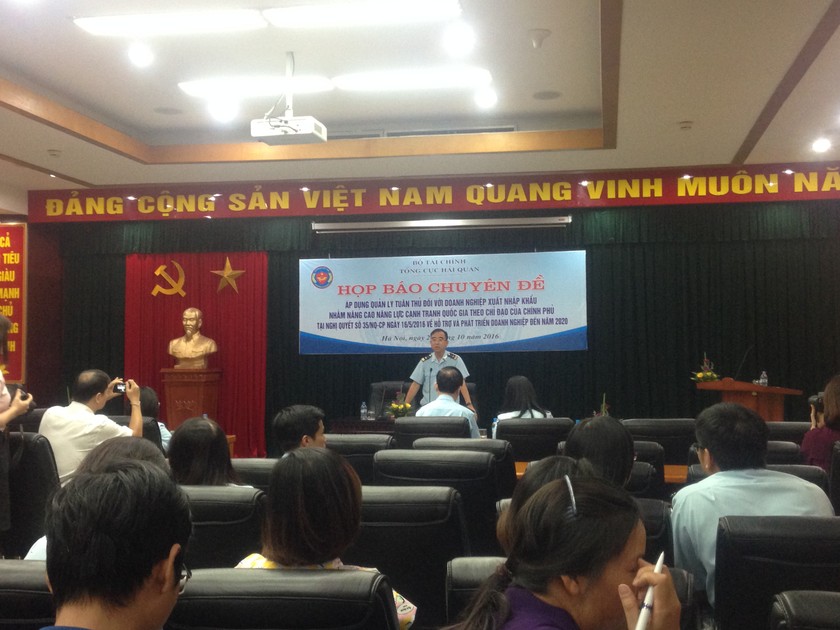 Ông Bùi Thái Quang, Phó Cục trưởng Cục Quản lý rủi ro Hải quan chủ trì họp báo 