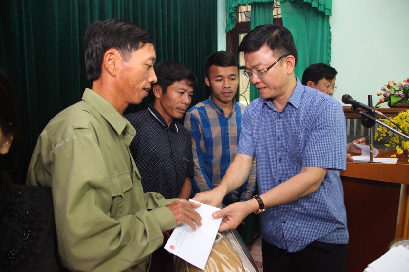 Bộ trưởng Lê Thành Long trao quà cho các hộ có hoàn cảnh đặc biệt khó khăn ở Hương khê, Hà Tĩnh