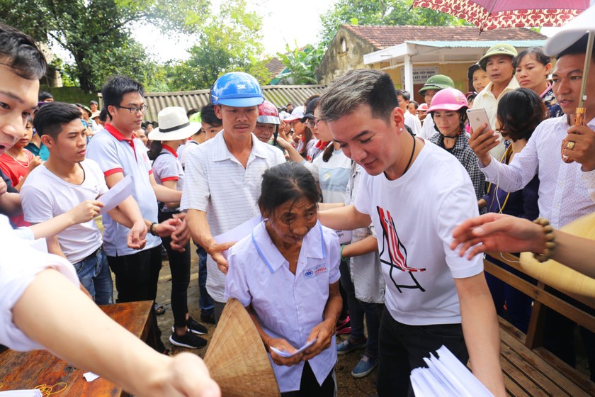 Các Thành viên của Kim Phát cùng đoàn của ca sĩ Đàm Vĩnh Hưng trao quà động viên đồng bào bị thiên tai