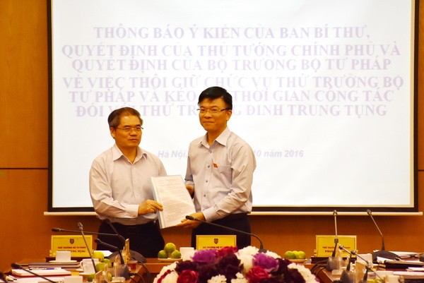 Bộ trưởng Lê Thành Long ghi nhận những đóng góp của đồng chí Đinh Trung Tụng đối với Bộ, ngành Tư pháp trong suốt thời gian qua. 