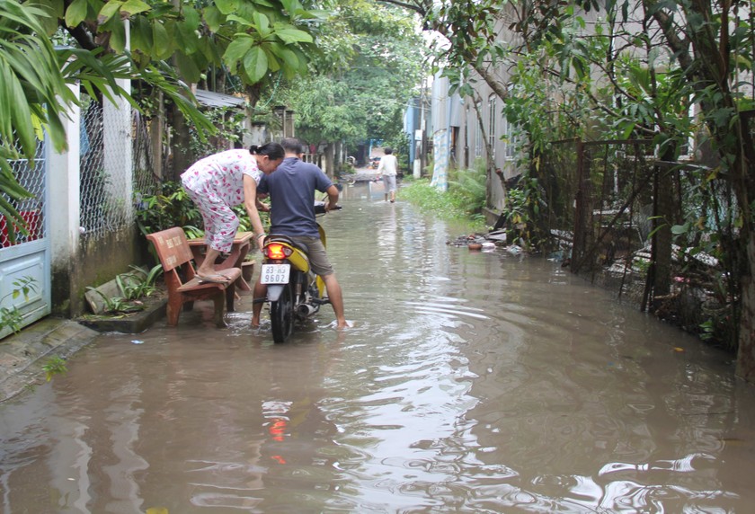 Cảnh bị nước bao vây của người dân ở hẻm tổ 7, khu vực Bình An, phường Long Hòa, quận Bình Thủy, TP Cần Thơ