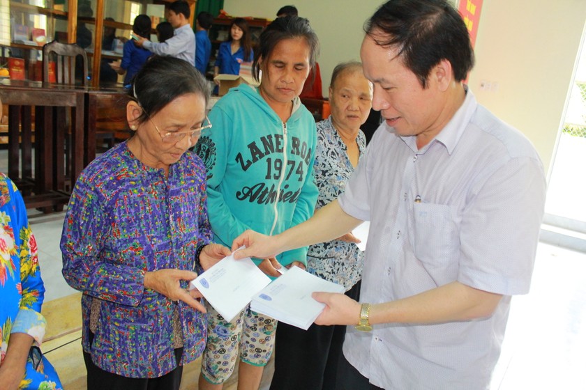 Thứ trưởng Lê Tiến Châu tặng quà cho hộ nghèo, cận nghèo