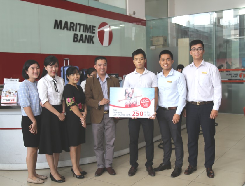 Đại diện Maritime Bank trao phần thưởng cho khách hàng 