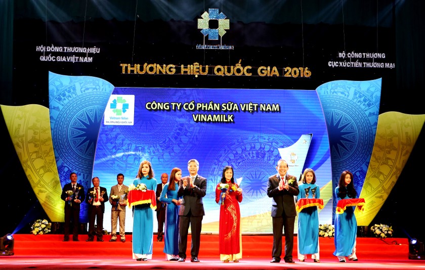 Phó Thủ tướng Trương Hòa Bình trao biểu trưng đạt Thương hiệu Quốc gia năm 2016 cho đại diện Vinamilk 