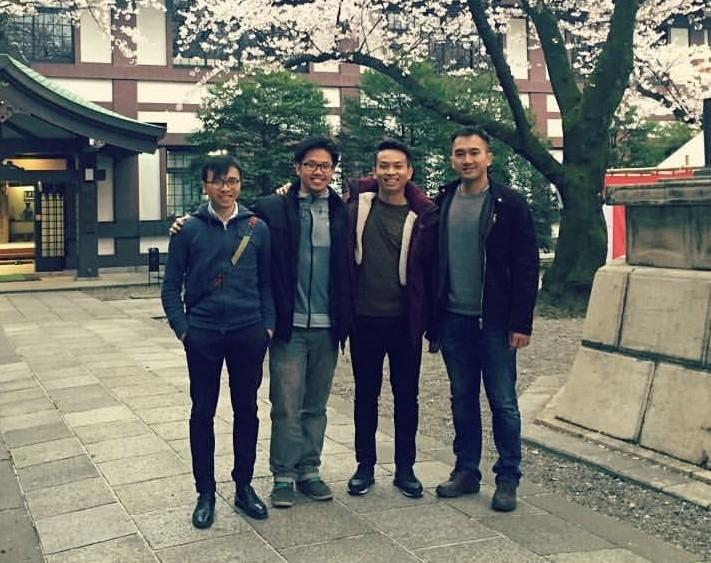 Vũ Minh Hoàng (thứ 2 từ trái sang) cùng các bạn tại Tokyo (Nhật Bản)