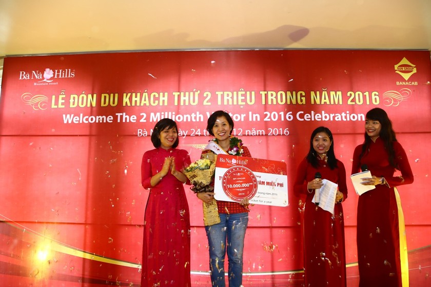 Vị khách may mắn thứ 2 triệu là chị Nguyễn Hoàng Bích Dung đến từ thành phố Hồ Chí Minh.