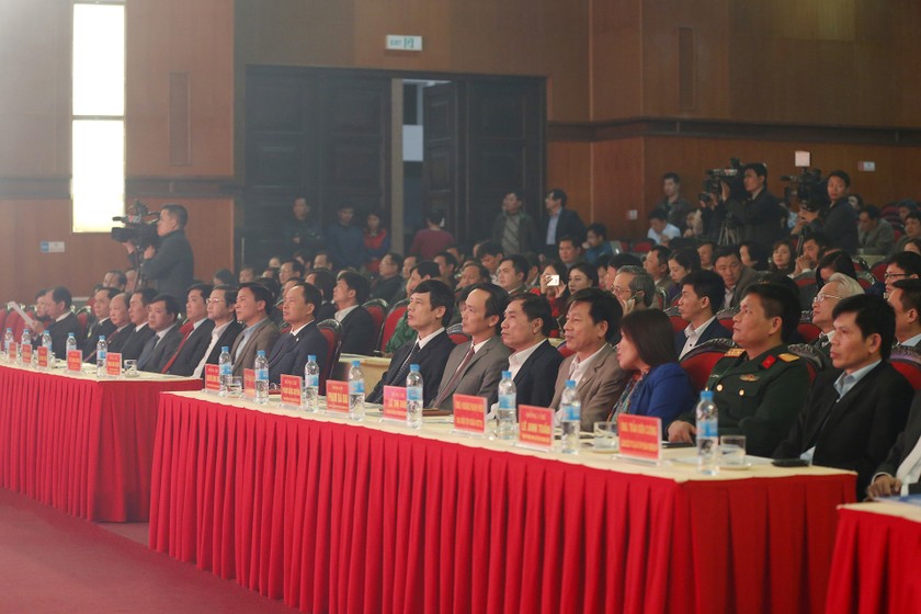 Cả nước chung tay vì người nghèo” có sự tham gia của ban lãnh đạo tỉnh Thanh Hóa và đại diện các doanh nghiệp.