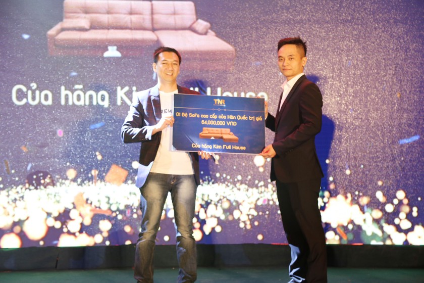 Khách hàng nhận giải nhất là một bộ sofa cao cấp trị giá 64 triệu đồng do thương hiệu nội thất nổi tiếng Hàn Quốc Kim Full House tài trợ khi tham dự sự kiện “Chào năm mới 2017 cùng TNR Holidngs Việt Nam” tổ chức tại quảng trường Ruby dự án GoldMark City.