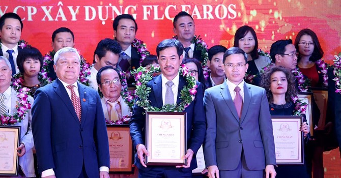 Ông Đỗ Như Tuấn - Tổng Giám đốc Công ty Cổ phần Xây dựng FLC Faros nhận chứng nhận Top 500 Doanh nghiệp lớn nhất Việt Nam năm 2016