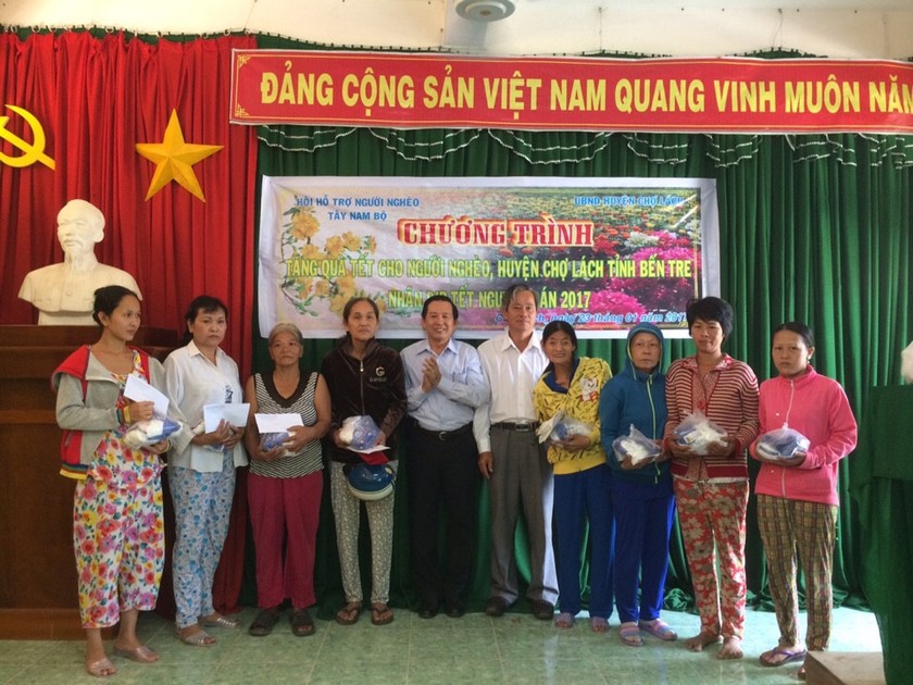 ông Nguyễn Thanh Hải- Phó Chủ tịch Hội Hỗ trợ người nghèo Tây Nam bộ trao quà tết cho người nghèo ở huyện Chợ Lách, tỉnh Bến Tre nhân dịp tết Nguyên Đán 2017.