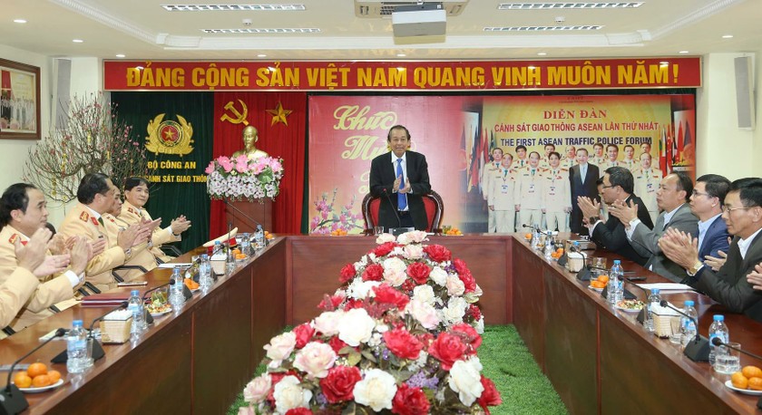 Phó Thủ tướng Thường trực Trương Hòa Bình làm việc với Cục Cảnh sát Giao thông.
