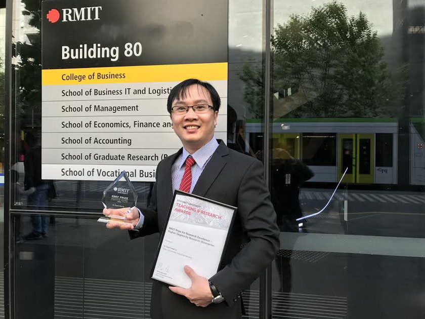 TS Hòa nhận thưởng nghiên cứu sinh tiến sĩ xuất sắc năm 2016 tại ĐH RMIT.