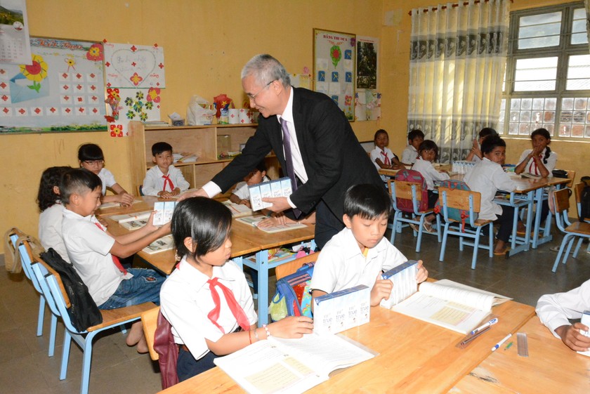 Ông Ngô Minh Hải – Phó Tổng GĐ tập đoàn TH trao sữa cho các em nhỏ