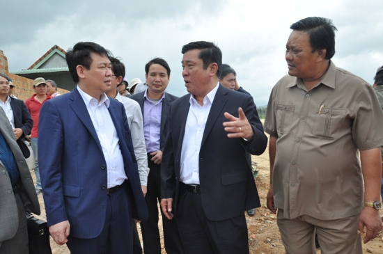 Phó Thủ tướng Vương Đình Huệ nghe Bí thư Tỉnh ủy Nguyễn Thanh Tùng báo cáo về tình hình lũ và thiệt hại do lũ gây ra trên địa bàn Bình Định vào cuối năm 2016 (Ảnh: Báo Bình Định).