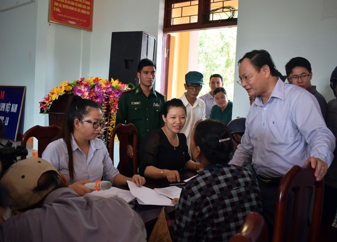  Phó Chủ tịch UBND tỉnh Quảng Bình Lê Minh Ngân (đứng, phải) kiểm tra việc chi trả bồi thường cho người dân ở Thị xã Ba Đồn.