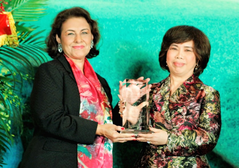 Bà Thái Hương (bên phải) nhận Giải thưởng Đại sứ Thương mại toàn cầu 