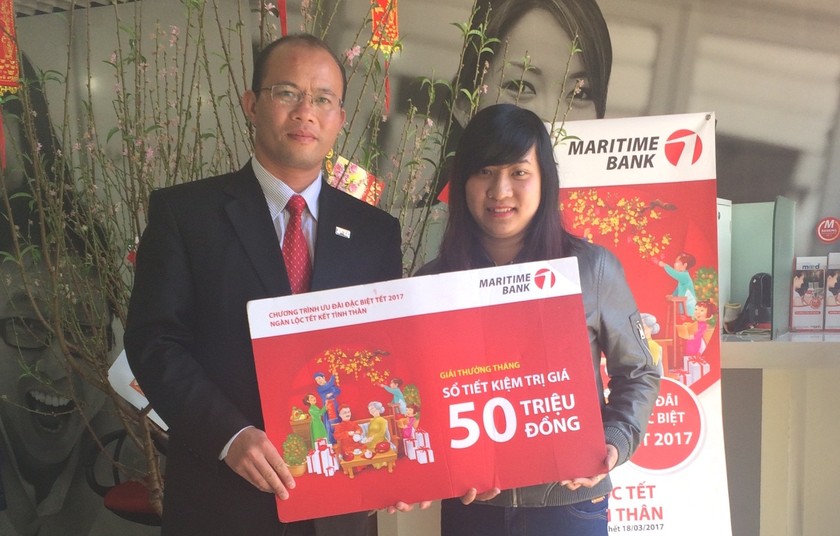 Đại diện Maritime bank Lâm Đồng trao giải thưởng cho chị Ngô Thị Diệu Hoa 