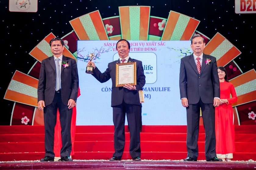 Ông Đào Văn Đồng - Giám đốc phụ trách Chất lượng Hệ thong Đại lý đại diện Manulife Việt Nam nhận giải thưởng