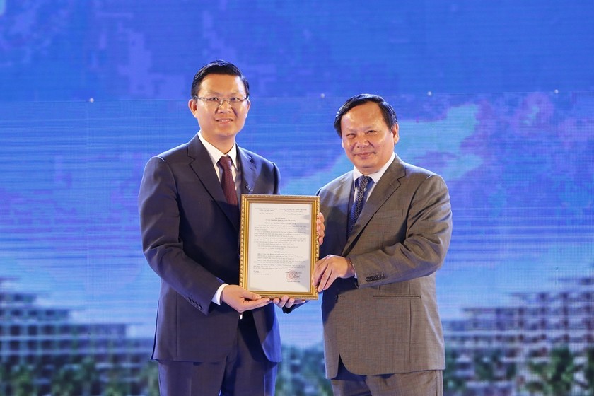 Ông Lê Thành Vinh - Tổng Giám đốc Tập đoàn FLC  đón chứng nhận 5 sao từ ông Nguyễn Văn Tuấn - Tổng Cục Trưởng Tổng cục Du lịch