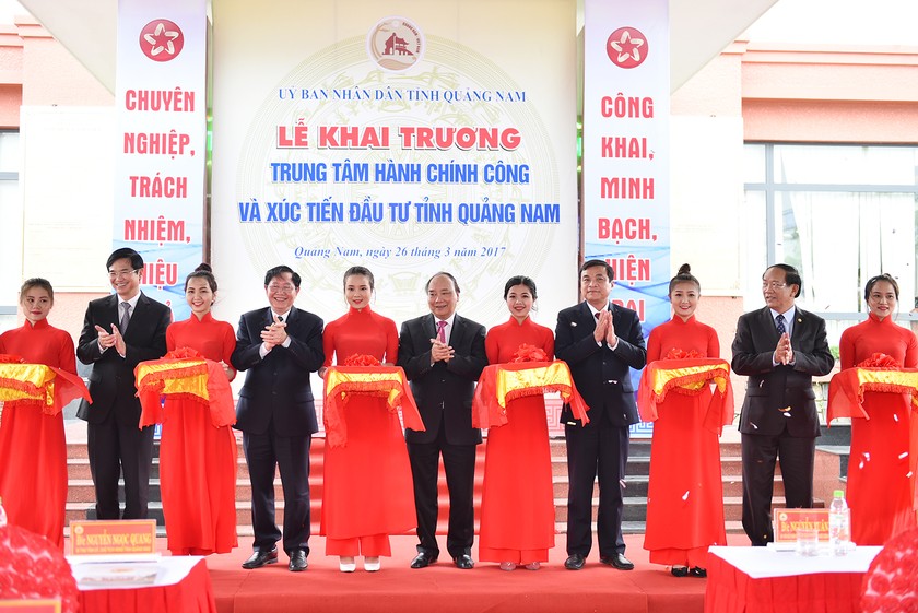 Thủ tướng và các đại biểu cắt băng khai trương Trung tâm Hành chính công và Xúc tiến đầu tư tỉnh Quảng Nam.