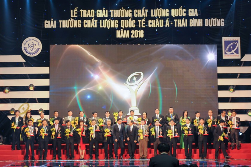 Phó TGĐ Tập đoàn Tân Á Đại Thành Nguyễn Phương Anh nhận Giải thưởng Chất lượng quốc gia 2016
