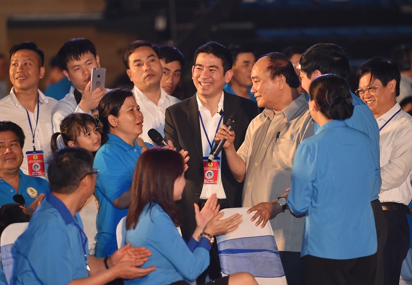 Thủ tướng Nguyễn Xuân Phúc đối thoại với công nhân