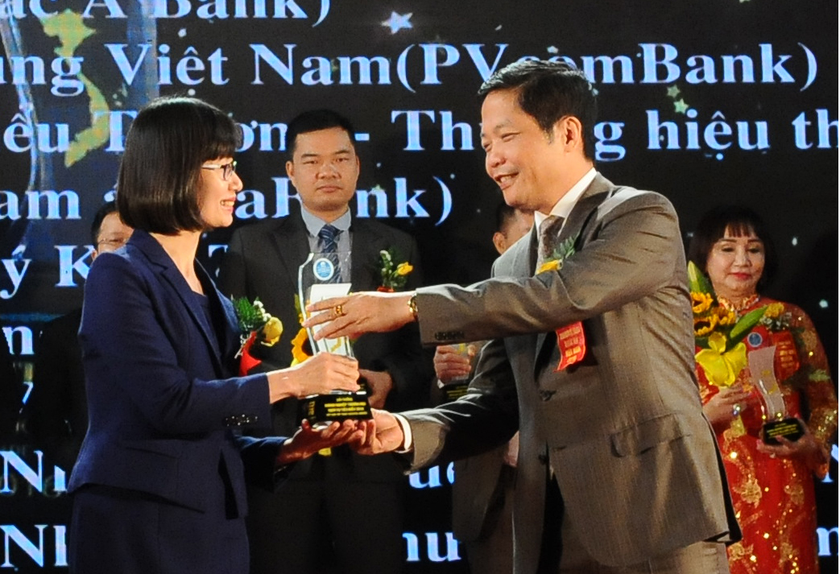 Đại diện Prudential nhận Giải thưởng "Thương mại Dịch vụ Việt Nam" năm 2017