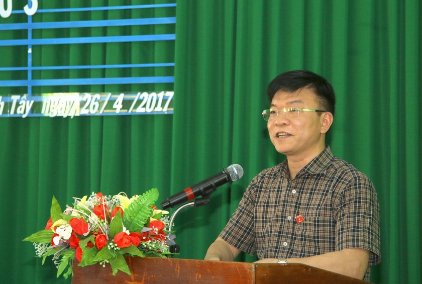 Bộ trưởng Lê Thành Long tại buổi tiếp xúc cử tri 