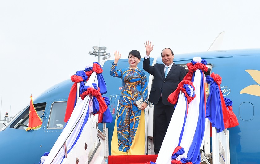 Thủ tướng Nguyễn Xuân Phúc và Phu nhân dẫn đầu Đoàn đại biểu cấp cao Chính phủ Việt Nam đã đến sân bay quốc tế Wattay, Thủ đô Vientiane, bắt đầu chuyến thăm chính thức CHDCND Lào đúng vào dịp Tết Cổ truyền của Lào