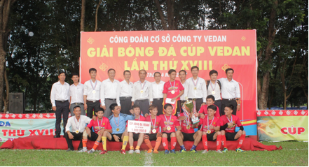 Ông Ni Chih Hao (áo trắng thứ 6 từ phải qua), Phó Tổng Giám đốc công ty, trao cúp cho đội vô địch Gia công Sản phẩm phụ.
