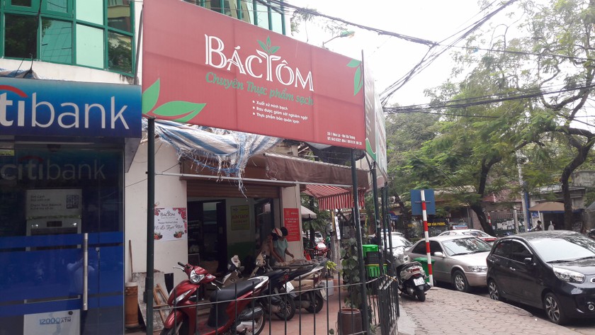 Một phần diện tích của trung tâm Triển lãm Văn hóa Nghệ thuật Việt Nam được sử dụng dưới hình thức liên kết xây dựng gian hàng quảng bá các sản phẩm đặc trưng văn hóa của tỉnh Lào Cai nhưng hiện tại đã trở thành của hàng Bác Tôm kinh doanh thực phẩm.
