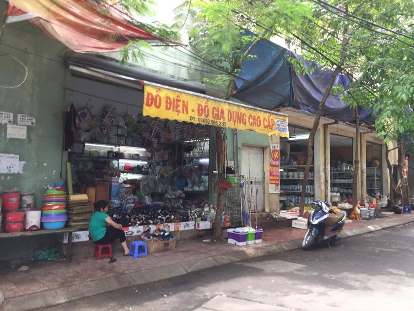 Dãy ki ốt nằm trên đất của VKSND quận Ba Đình được sử dụng cho các tiểu thương làm nơi kinh doanh, buôn bán.