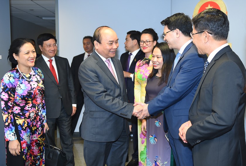 Cán bộ, nhân viên Phái đoàn Thường trực Việt Nam tại Liên Hợp Quốc chào đón Thủ tướng và Đoàn cấp cao Việt Nam. 
