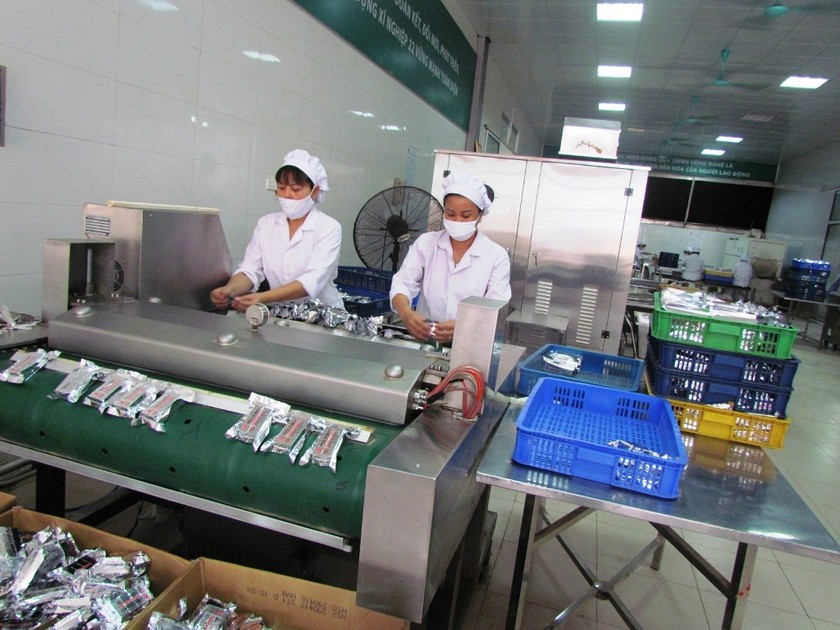Công nhân phân xưởng sản xuất lương khô Xí nghiệp 22 sản xuất trong nhà xưởng sạch đẹp, thoáng mát
