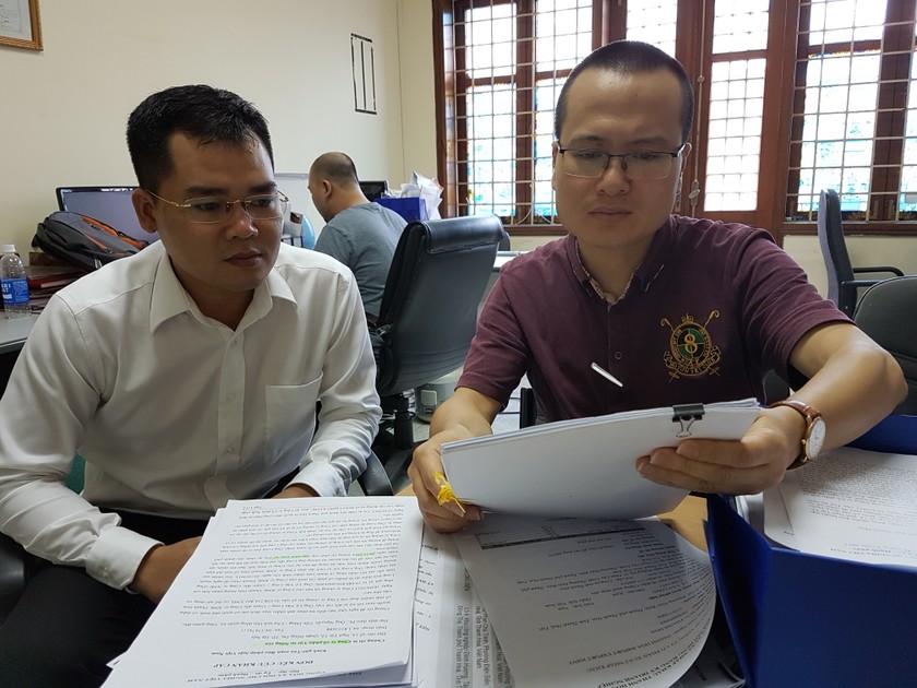 ông Lê Anh Linh, Trợ lý Tổng Giám đốc Công ty CP Vật tư Nông sản  (bên phải) đang phản ánh tới Báo PLVN về những khuất tất của Công ty XNK Thanh Hóa