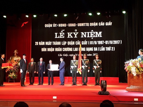 Thừa ủy quyền của Chủ tịch Nước, Chủ tịch UBND TP Nguyễn Đức Chung trao Huân chương lao động hạng Ba (lần thứ 2) cho Đảng bộ, chính quyền và nhân dân quận Cầu Giấy