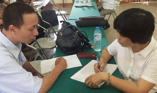 Trợ giúp viên pháp lý TP Hà Nội tư vấn pháp luật miễn phí cho người khuyết tật tại huyện Ứng Hòa. Ảnh: Vân Anh 