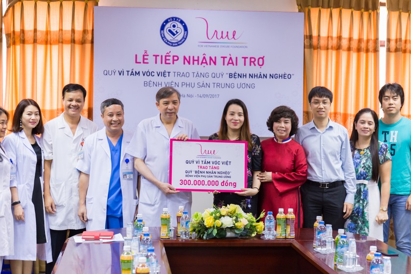 Bà Trần Thị Thu Trang, Giám đốc Quỹ Vì tầm vóc Việt trao tặng 300 triệu đồng cho Quỹ Vì bệnh nhân nghèo BV Phụ sản TW