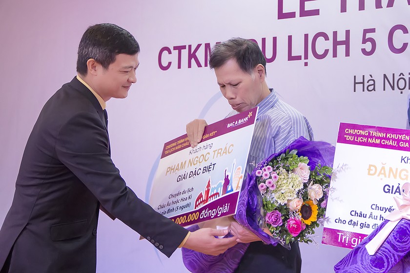 Đại diện lãnh đạo Bắc Á  bank trao giải đặc biệt cho người may mắn trúng thưởng 