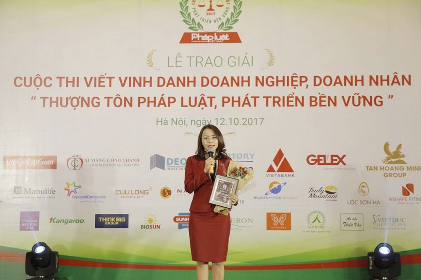 Bà Hương Trần Kiều Dung – Phó chủ tịch HĐQT Tập đoàn FLC đại diện các doanh nghiệp được vinh danh phát biểu trong buổi lễ