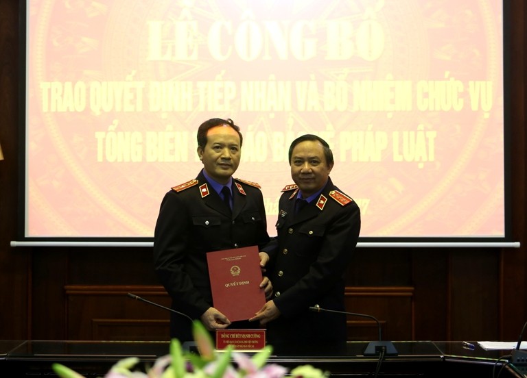 Ông Bùi Mạnh Cường, Ủy viên Ban cán sự Đảng, Phó Viện trưởng VKSNDTC (phải) trao Quyết định bổ nhiệm chức vụ Tổng Biên tập Báo Bảo vệ pháp luật cho ông Nguyễn Văn Thắng