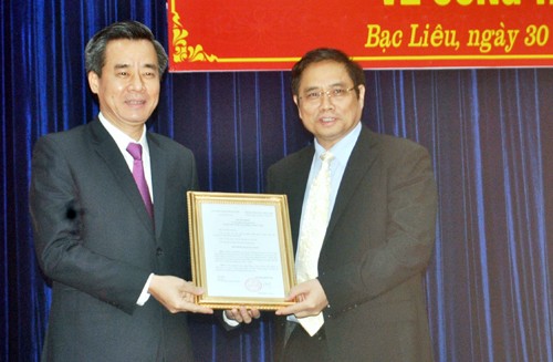 Ông Nguyễn Quang Dương (trái) nhận quyết định của Bộ Chính trị. Ảnh: Thành Nam.
