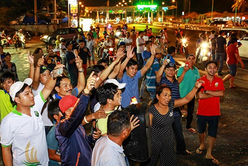 Dân xuống đường ăn mừng khi nghe tin quyết định của Thủ tướng